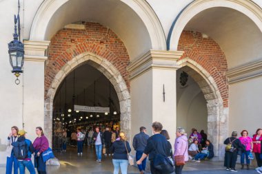Krakow, Polonya - 27.09.2025: Sukiennice Kulisine Giriş, Krakow 'daki Ana Pazar Meydanı' nın merkezinde bulunan tarihi pazar binası