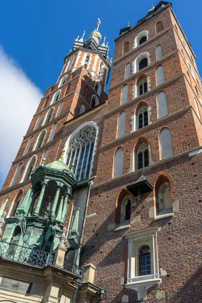 Polonya 'nın Krakow kentindeki Aziz Meryem Bazilikası (Kutsal Bakire Meryem' in Varsayımı Bazilikası), Gotik bir kilise.