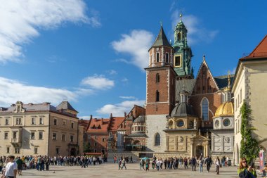 Krakow, Polonya - 27.09.2025: Wawel Katedrali 'ni ziyaret eden turistler Saints Stanislaus ve Wenceslaus Wawel Hill' de