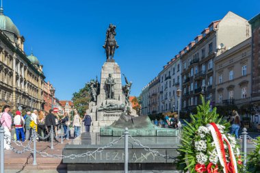 Krakow, Polonya - 27.09.2025: Grunwald Anıtı ve Bilinmeyen Asker Mezarı 'nı ziyaret edenler Jan Matejko Meydanı, Krakow, Polonya