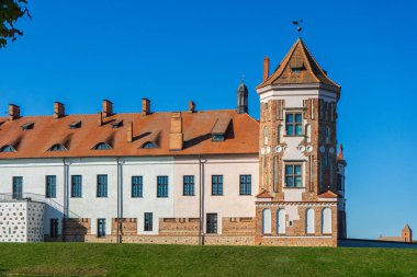 Beyaz Rusya 'daki UNESCO Dünya Mirası sahasında kırmızı tuğlalı ve kiremitli çatılı MIR Castle' ın mimari detayları.