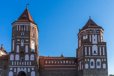 Beyaz Rusya 'daki UNESCO Dünya Mirası Alanında, açık mavi gökyüzünün altında tuğla kuleleri olan Ortaçağ Mir Kalesi kompleksi
