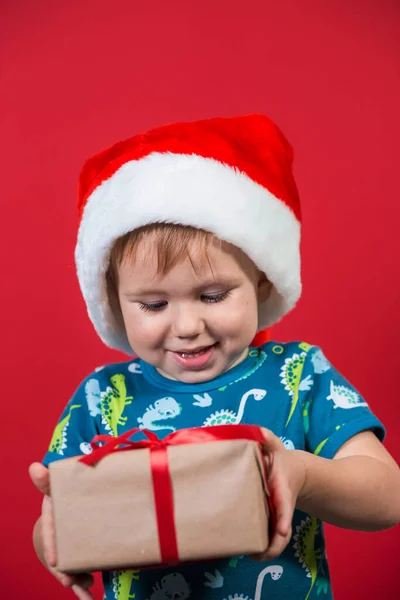 Malý Chlapec Klobouku Santa Snaží Rozbalit Dárek Nový Rok Nadšením — Stock fotografie