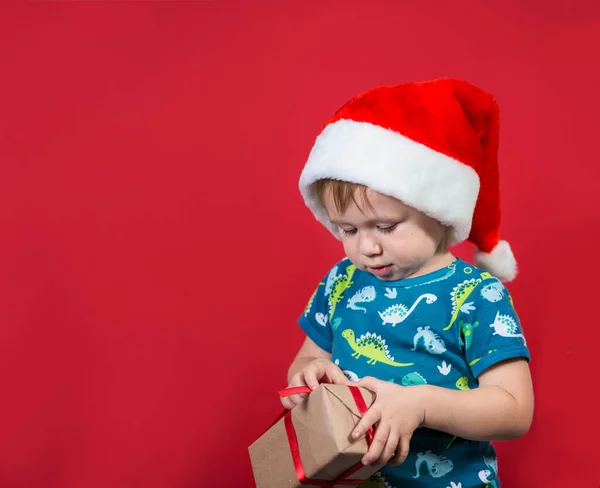 Malý Chlapec Klobouku Santa Snaží Rozbalit Dárek Nový Rok Nadšením — Stock fotografie