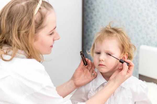 Portret Van Een Vrouw Die Make Met Haar Dochter Slaapkamer — Stockfoto