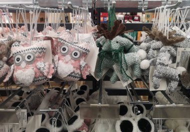 Moskova, Rusya - 22 Ekim 2020: Alışveriş merkezindeki mağazanın tezgahında Noel oyuncakları