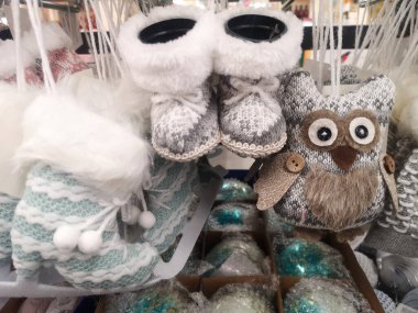 Moskova, Rusya - 22 Ekim 2020: Alışveriş merkezindeki mağazanın tezgahında Noel oyuncakları