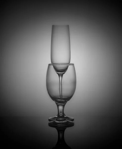 Empty Drink Glasses Placed One Another Dark Background Back Light — Stock Photo, Image