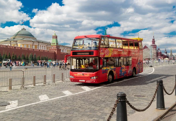 MOSCOW, Rusya - 21 Ağustos 2020 Kızıl Meydan 'daki kırmızı çift katlı gezi otobüsü