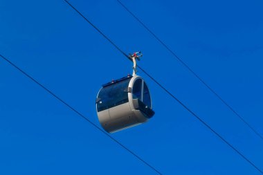 Serçe tepelerindeki teleferik gökyüzüne karşı.