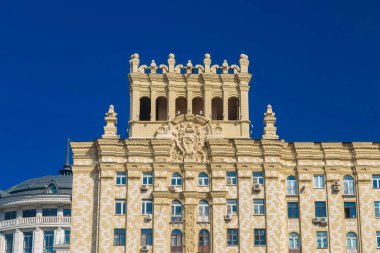 Moskova 'da sıva ve sütunları olan bir binanın cephesi.