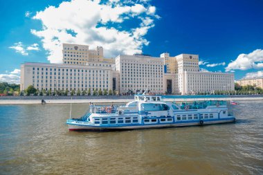 MOSCOW, RUSSIA - 21 Ağustos 2020: binaların manzarası ve Moskova Nehri 'nden gelen bir tekne