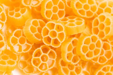 Masadaki yığında çiğ İtalyan makarnası