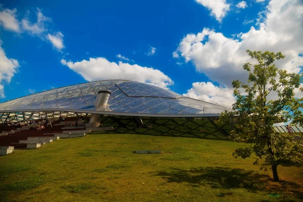 Moscow Rússia Agosto 2020 Edifício Com Telhado Espelhado Território Parque — Fotografia de Stock