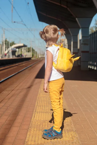 Beyaz Tişörtlü Kot Pantolonlu Sağlık Maskesiyle Tren Istasyonunda Bekleyen Küçük — Stok fotoğraf