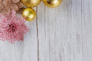 Yılbaşı baloları ve dekorasyonları fotokopi alanı olan açık ahşap bir zemin üzerinde.