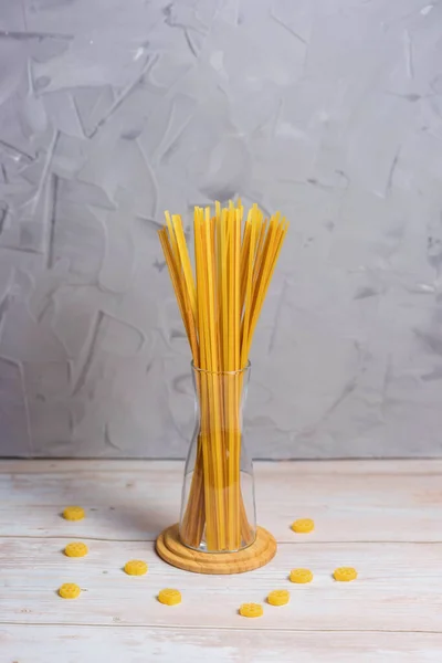 .Espaguete de fagópiro e farinha de trigo em uma mesa de madeira. — Fotografia de Stock