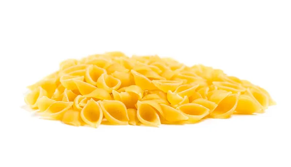 Rohe italienische Pasta in einem Haufen auf dem Tisch isoliert auf weißem Hintergrund — Stockfoto