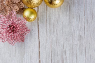 Yılbaşı baloları ve dekorasyonları fotokopi alanı olan açık ahşap bir zemin üzerinde.