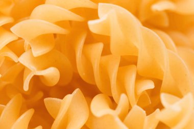 Masadaki yığında çiğ İtalyan makarnası