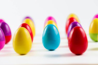 Beyaz arkaplanda renkli Plastik Paskalya Yumurtaları.