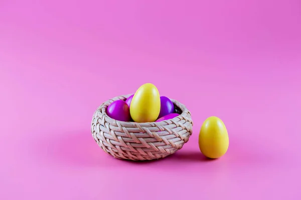 Pembe Arka Planda Sepette Renkli Paskalya Yumurtaları — Stok fotoğraf