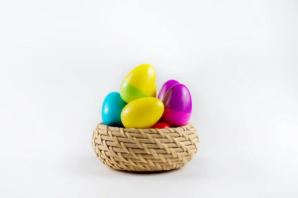Beyaz Arka Planda Sepette Renkli Plastik Paskalya Yumurtaları — Stok fotoğraf