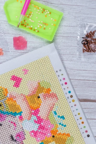 Elmas işlemeli kumaş. Akrilik yuvarlak yapay elmaslar. Seçici odak.