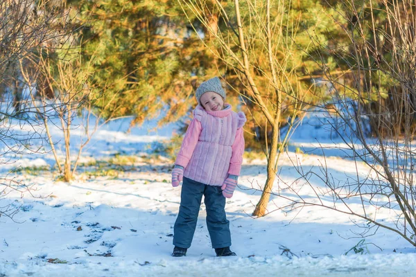 Winterwald Lächelt Ein Kleines Mädchen Die Kamera Glückliche Kindheit Kinder — Stockfoto