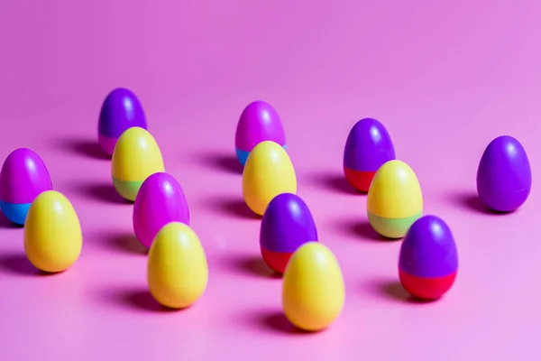 Uova Pasqua Plastica Colorata Sfondo Rosa — Foto Stock