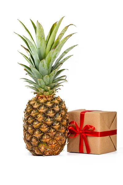 Caja de regalo y fruta fresca de piña aislada sobre fondo blanco —  Fotos de Stock