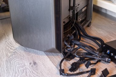 Bilgisayar parçalarına bağlanmak için güç kaynağından kablolar ve kablolar. Kablo yönetimi ve PC montajı.