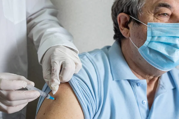 Doctor Holding Syringe Covid Coronavirus Vaccine Medical Worker Vaccinating Elderly — Stock Photo, Image