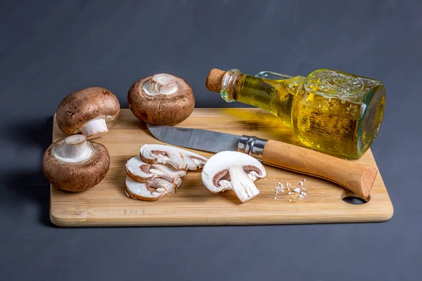 Bodegón Setas Champiñones Reales Una Tabla Cortar Con Cuchillo Una — Foto de Stock