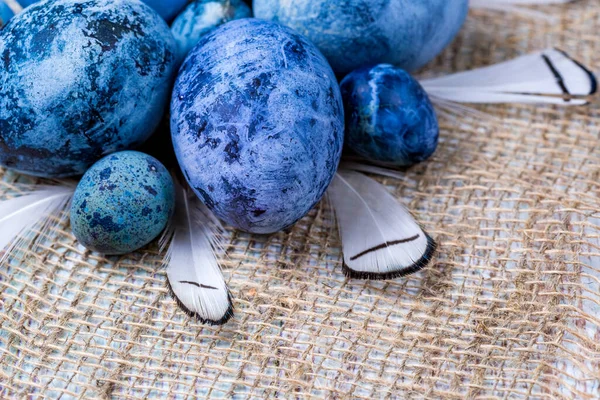 Çuval Bezinde Tüylü Mavi Paskalya Yumurtaları Yakın Çekim Seçici Odaklanma — Stok fotoğraf
