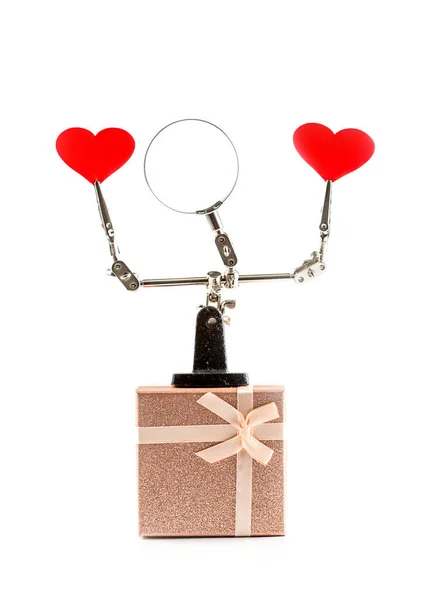 要旨バレンタインデーの背景には エンジニアリングツールを使用して 白い背景に心と贈り物を保持 — ストック写真