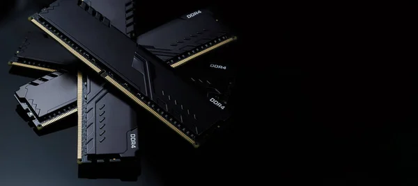 Siyah bir masada yeni DDR4 RAM modülleri. Elektronik tamir atölyesi, teknoloji yenileme, işletme, fotokopi alanı ile konsept onarım