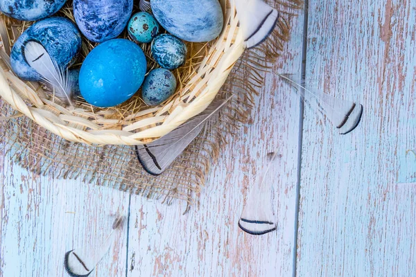 Doğal Boya Ile Boyanmış Paskalya Yumurtaları Hasır Bir Sepetin Içinde — Stok fotoğraf