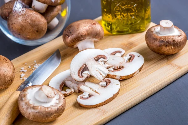 Primer Plano Una Rebanada Champiñones Reales Comestibles Una Tabla Cortar — Foto de Stock