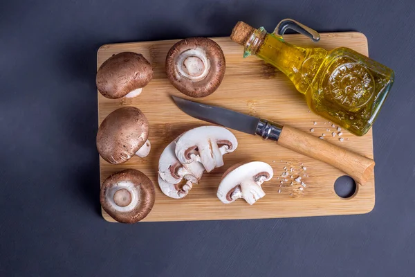 Bodegón Setas Champiñones Reales Una Tabla Cortar Con Cuchillo Una — Foto de Stock