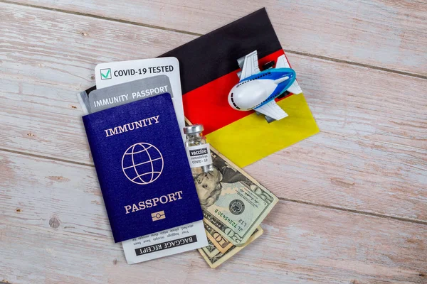 Seyahat dokunulmazlığı zorunlu pasaport testi. COVID-19 salgın test enfeksiyonundan sonra yeni normal. Almanya 'da aşı pasaportu. Koronavirüsü olan ya da aşı yapan insanlar için sertifika.
