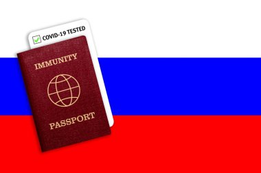 Rusya bayrağında COVID-19 için dokunulmazlık pasaportu ve test sonuçları. Koronavirüsü olan ya da aşı yapan insanlar için sertifika. Covid-19 'a karşı aşı pasaportu. 