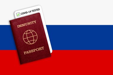 Slovakya bayrağında COVID-19 için dokunulmazlık pasaportu ve test sonuçları. Koronavirüsü olan ya da aşı yapan insanlar için sertifika. Covid-19 'a karşı aşı pasaportu.