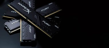 Moskova, Rusya - 25 Aralık 2020: DDR4 RAM modülleri siyah bir masada. Elektronik tamir atölyesi, teknoloji yenileme, işletme, fotokopi alanı ile konsept onarım