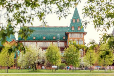 Moskova, Rusya - 16 Mayıs 2013: Çar Alexei Mikhailovich 'in sarayı olan antik ahşap binaların manzarası. Mayıs ayında çiçek açan elma ve kiraz ağaçları.