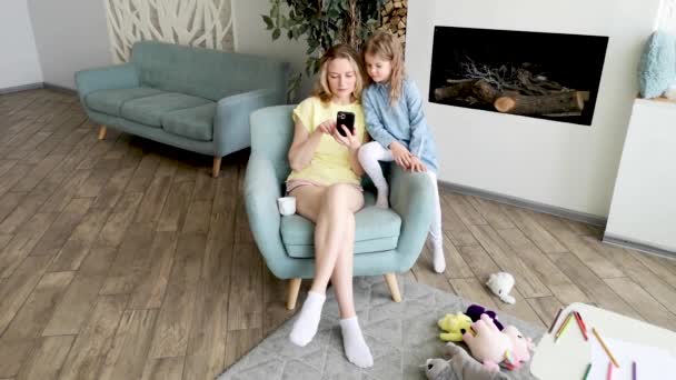 Мама Дочь Сидят Кресле Заказывают Товары Интернет Магазине Используя Смартфон — стоковое видео