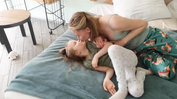 Мама Дочь Нежно Обнимаются Веселятся Кровати Спальне Счастливого Детства Любящей — стоковое видео