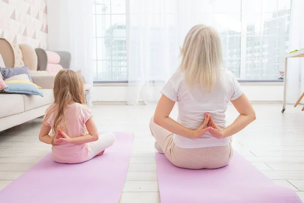 Full Length Back Side View Smiling Blond Mother Yoga Mat — Stock Photo, Image