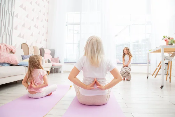 Full Length Back Side View Smiling Blond Mother Yoga Mat — Stock Photo, Image