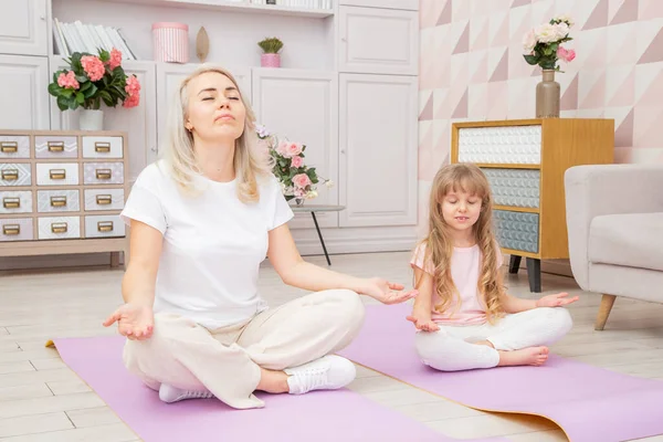 Full Length Front View Smiling Blond Mother Yoga Mat Cute — Stock Photo, Image